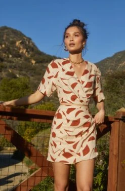 Nirina Abstract Print Wrapped Front Crop Top -Dresses Sales Store GUESTOFWEDDING 2034
